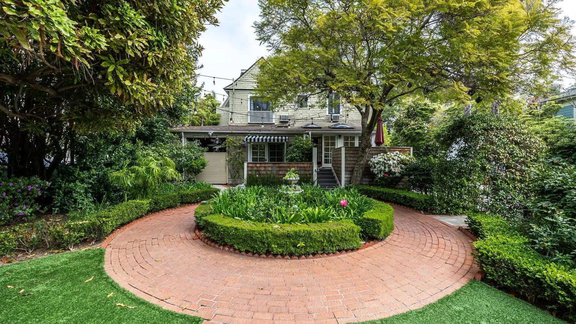 15 Smart Central Hotels Near Santa Barbara County Courthouse
