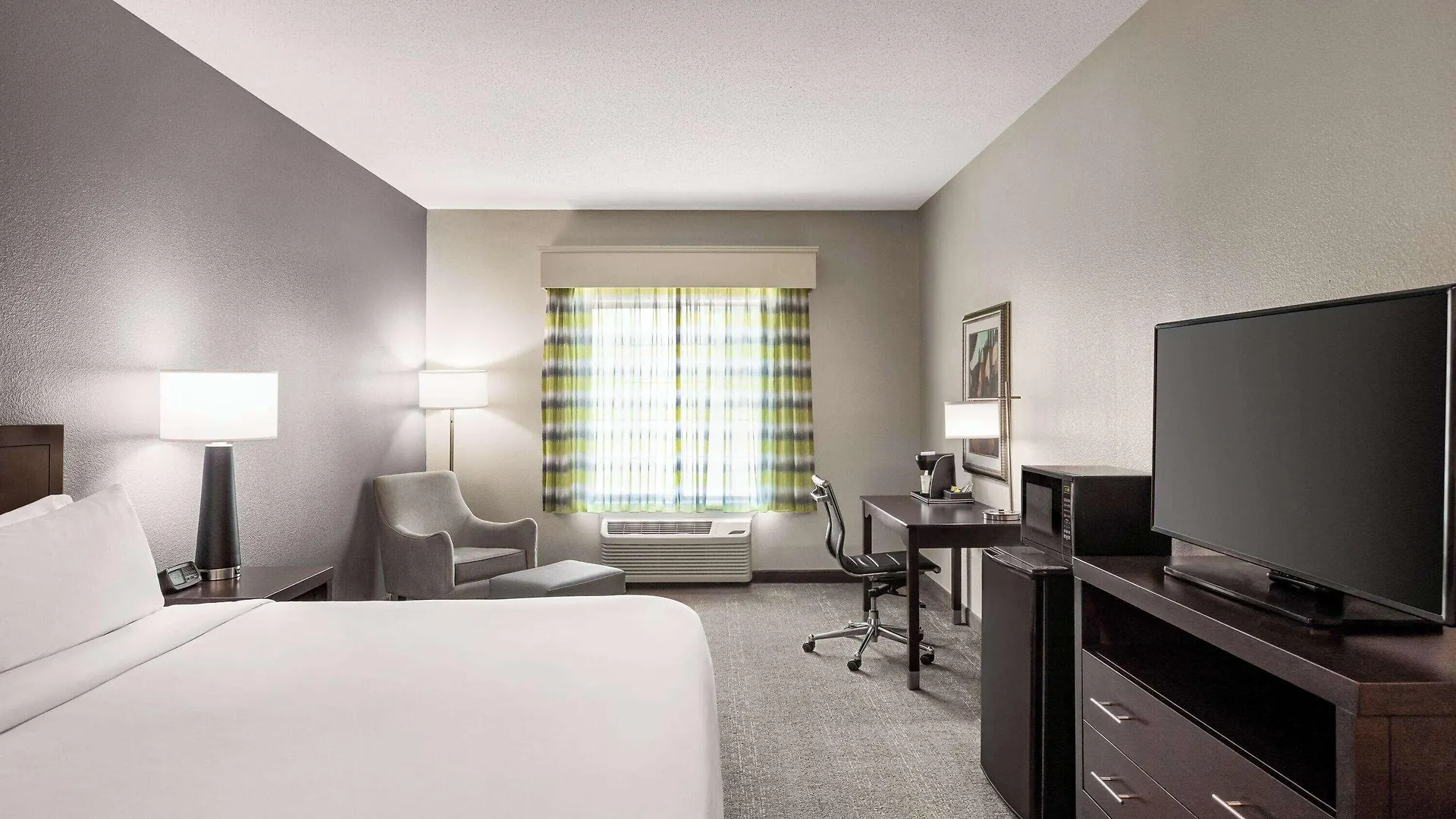 4 Top-Rated 3-Star Hotels Close to Mighty Eighth Air Force Museum