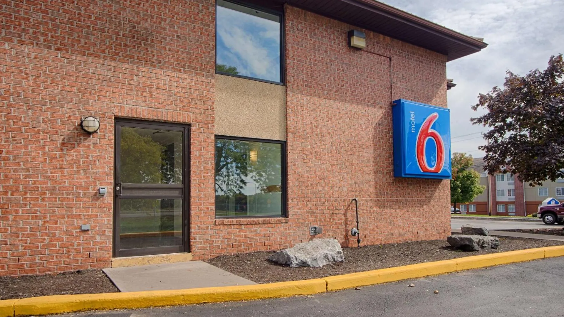 4 Reviewed 3-Star Hotels Close to Syracuse's MOST