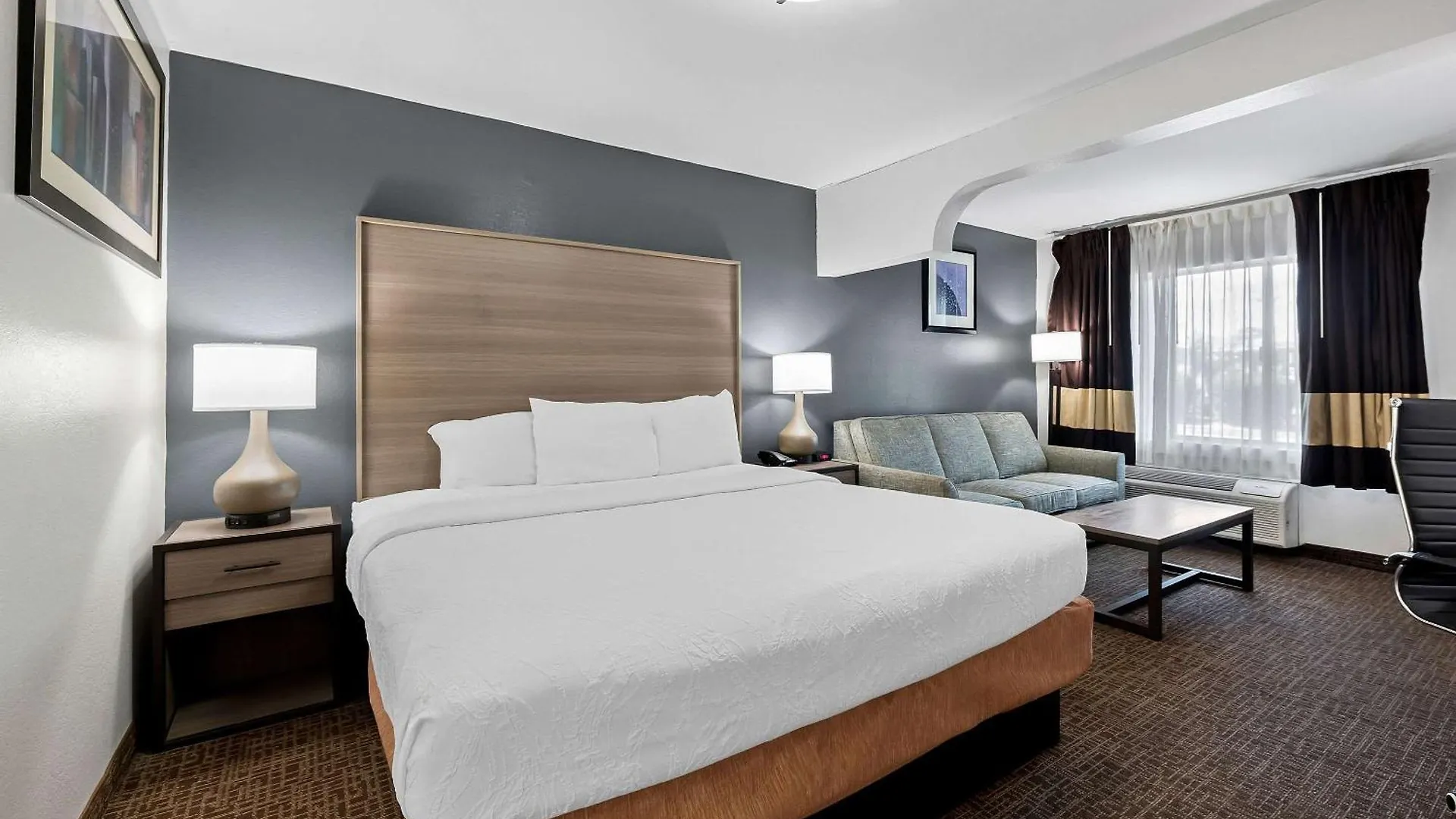 5 Solid 3-Star Hotels Close to Arts Council of Fayetteville