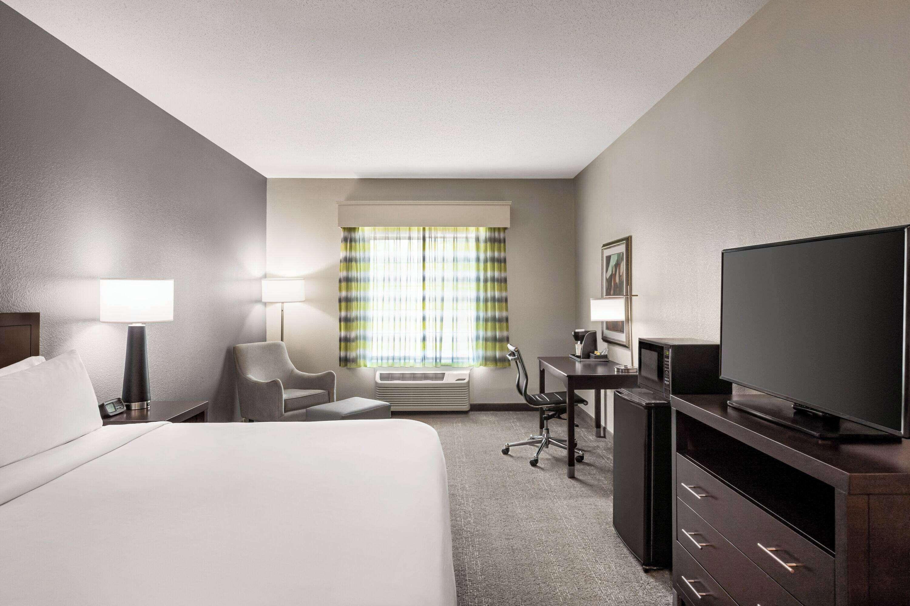 4 Top-Rated 3-Star Hotels Close to Mighty Eighth Air Force Museum