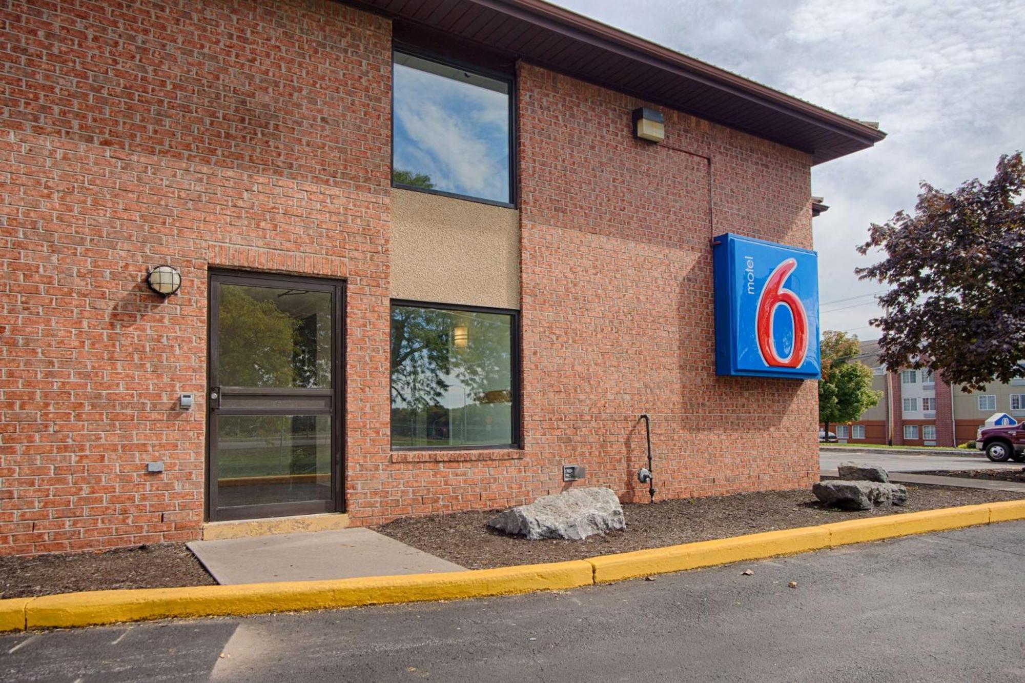 4 Reviewed 3-Star Hotels Close to Syracuse's MOST
