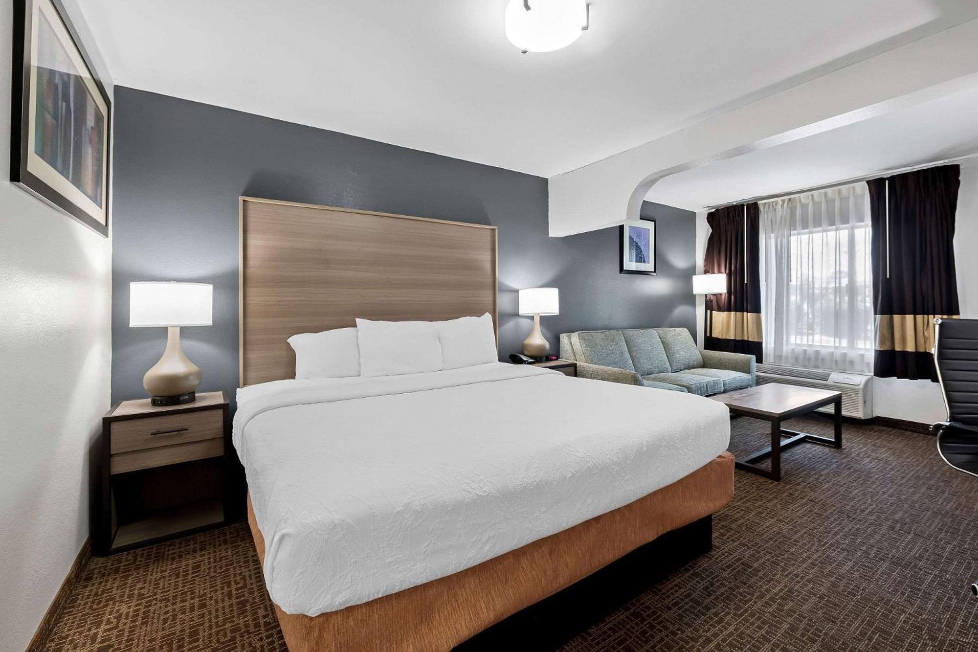 5 Solid 3-Star Hotels Close to Arts Council of Fayetteville